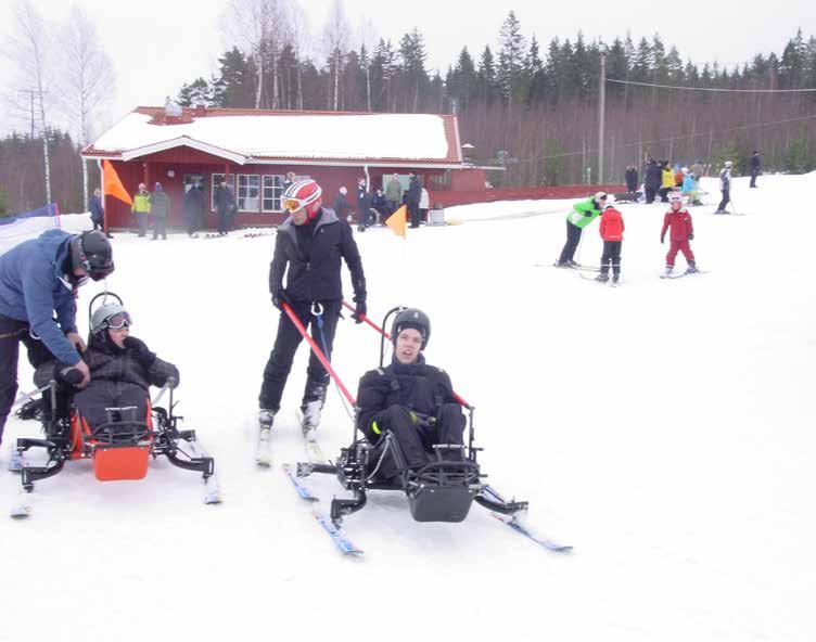 Skidhjälpmedel Inom utförsåkningen finns det en rad olika skidhjälpmedel för att man skall kunna åka utförsåkning oavsett vilket funktionshinder man har.