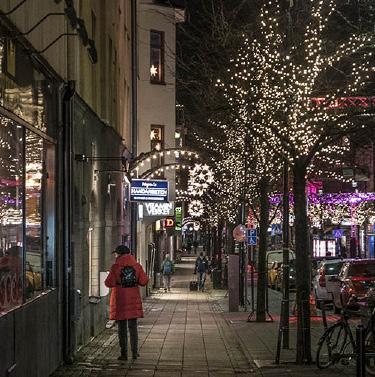 Grönt och bänkar utanför biblioteket Mötesplatser för unga Mötesplats med kultur Mötesrum och kontorslokaler för föreningar Ställen utomhus att hänga på