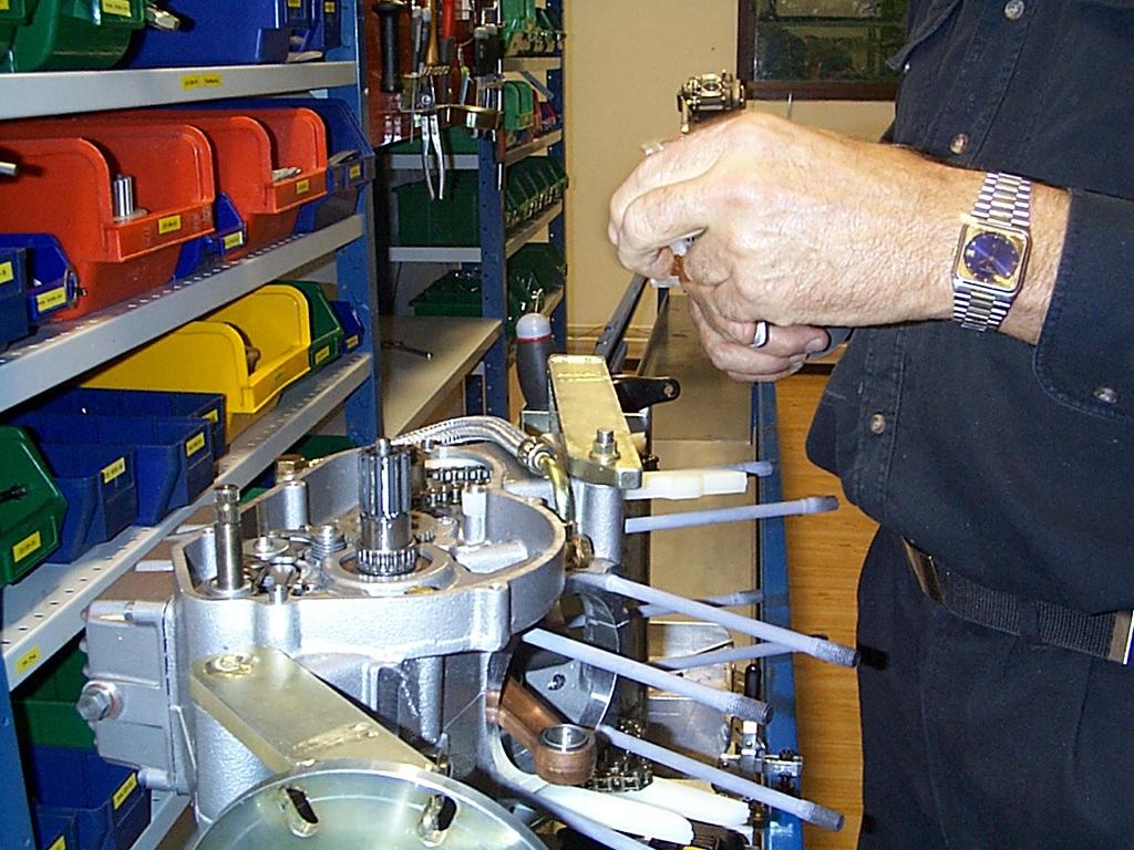 Trä upp främre cylinderns kamkedja (90009801) genom sin kanal och montera kamkedjestyrningar (01098-01) med distanshylsor (01094-01) och M6 kullerskruv (30635-). Använd blå loc-tite på skruvarna. 13.
