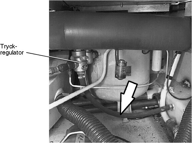 Tryckluftssystem: läckning, funktion Låt motorn gå på tomgång och kontrollera att tryckluftskompressorn, rören, slangarna och anslutningarna inte läcker.
