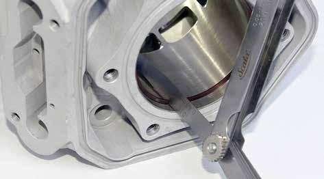Mät alltid kolvringens öppningsgap Kolvringarnas ändgap måste kontrolleras före montering på kolven. Placera varje ring löst i cylindern. Acceptabelt ändgap är 0,25-0,60 mm.