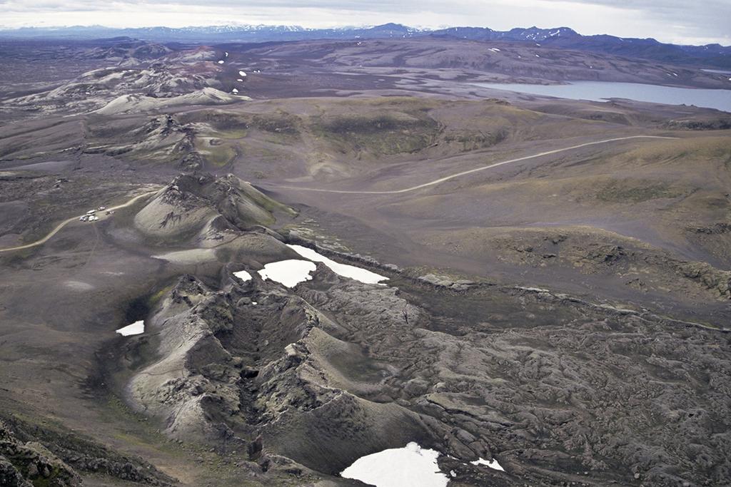 När sprickvulkanen Laki på Island får utbrott, sprids lavan över ett stort område. Jordbävning Om två plattor hakar i varandra och fastnar för att senare lossna, kan det bli en jordbävning.