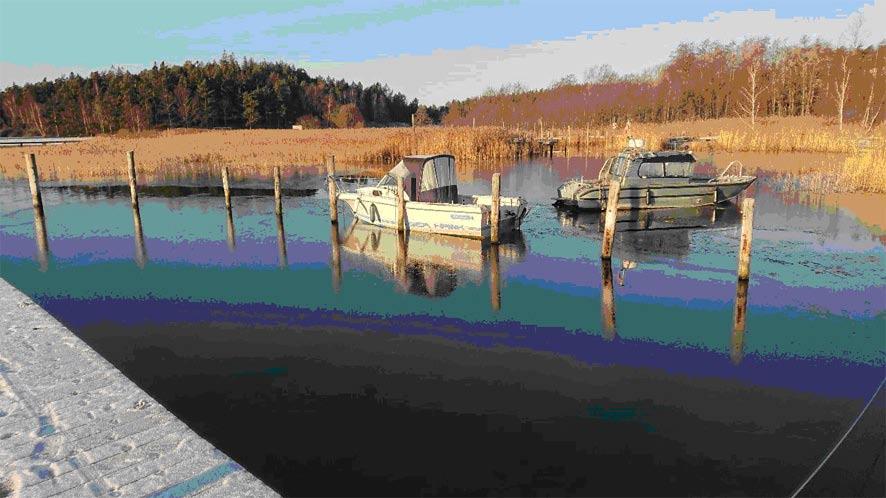 Den 28 november var två båtar utan motorer på drift i hamnen, en LÖMIF-båt och en VBS-båt.
