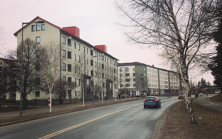 Sida 13 (42) Område 4 institutionsbyggnad i två till nio våningar I direkt anslutning sydväst om planområdet, inom Fruängsgården 1, ligger Fruängsgårdens servicehus med