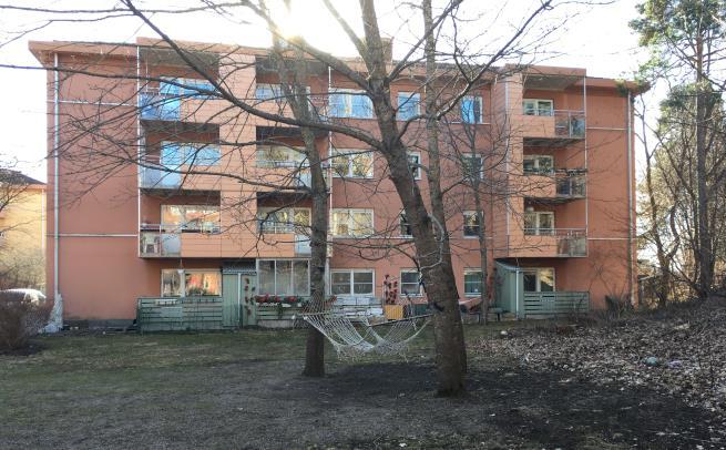 Servicehuset erbjuder vård och omsorg för cirka 280 boende. Här finns utöver lägenheter restaurang, samlingssalar och en mindre butik.