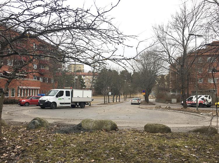 Den huvudsakliga angöringen sker norrifrån. En av entréerna angörs från Elsa Beskows gata. Leveranser till servicehusets verksamhet sker två till tre gånger per dag.