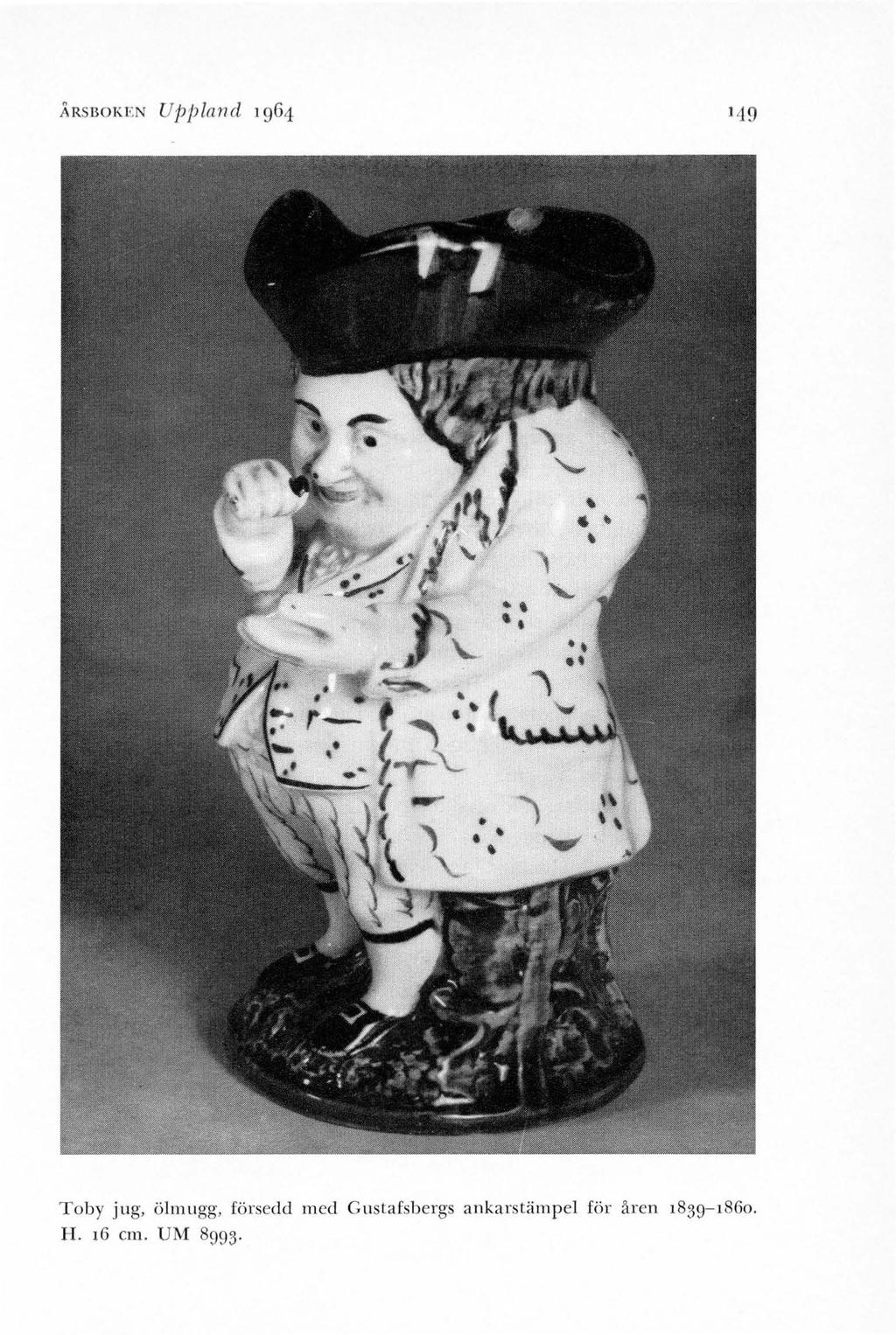 ÅRSBOKEN Uj1j1land 1964 149 Toby jug, ölmugg, försedd med