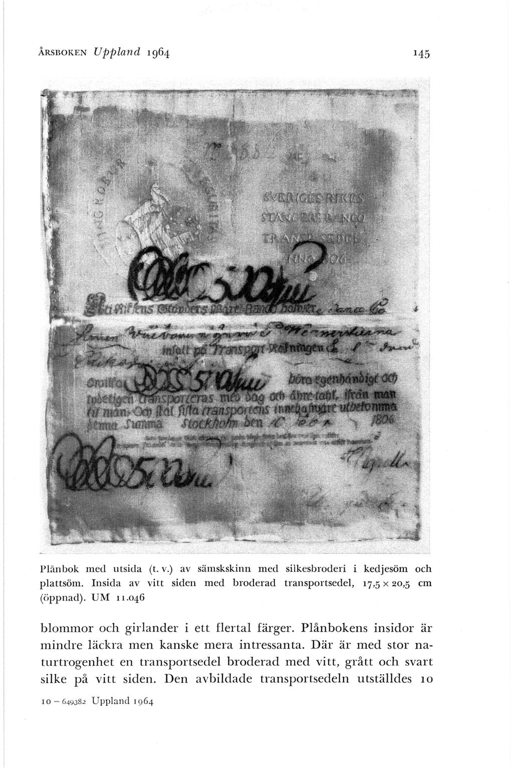 ÅRSBO KEN Upp land 1964 145 Plånbok me<l utsida (t.v.) av sämskskin n med siikesbroderi i kedjesöm och plattsöm. Insida av vitt siden med broderad transportsedel, 17,5 x 20,5 cm (öppnad). UM 11.