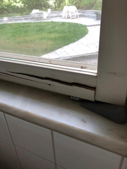 Vissa fönster i tvättstugan saknar saxbeslag eller är trasiga.