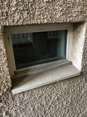 Sida 7 av 9 Källarfönster i port 74-76 mindre fasta fönster plats målas. Fönsterbleck tvättas och riktas upp, ingen halvsulning.