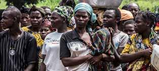 Internflyktingar i sydöstra Centralafrikanska Republiken väntar på att få ta emot säckar med livsmedel.