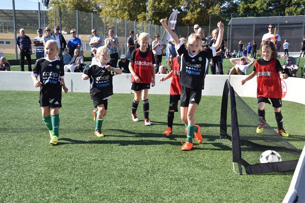 3 mot 3 fotbollsskolan (6 och 7 år) Träningen kännetecknas av: Korta samlingar Korta köer Lek med och utan boll Spel 3 mot 3 Antal ledare per spelare 2/10 Tydliga uppstart och avslut av träningen.