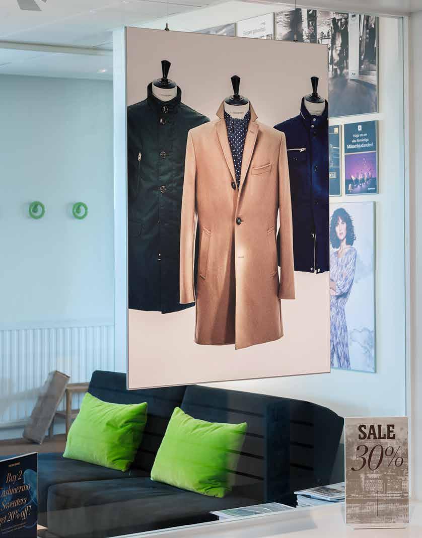 FineLine kan exempelvis hängas med dubbelsidigt budskap i skyltfönstret eller fritt hängande från taket