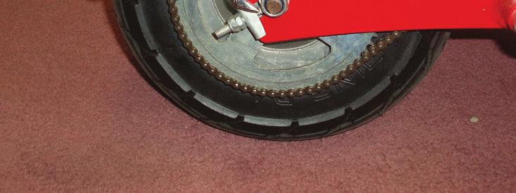 Du flyttar hjulet bakåt genom att skruva medurs på mutter A på kedjespännaren. Se till att hjulet står rakt så att inte kedjan drar snett.