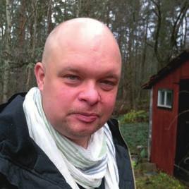 Vi lägger ut en mindre mängd K-dress från Hasselfors Garden, och tillsätter lite gräsfrön. Spåren efter den tunga trafiken försvinner ganska fort då. K-dress är lätt att applicera och jobba med.