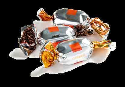 Innehåller mjölkchoklad (34%), mörk choklad (57,5%) och caramel choklad (34,5%). Förpackas i enkilospåsar.