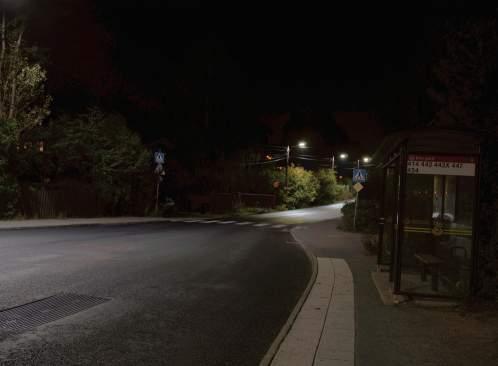Gatubelysningens bländande ljus, kalla ljusfärg och relativt låga färgåtergivningen skapar en vägkaraktär som sätter fokus på biltrafiken.