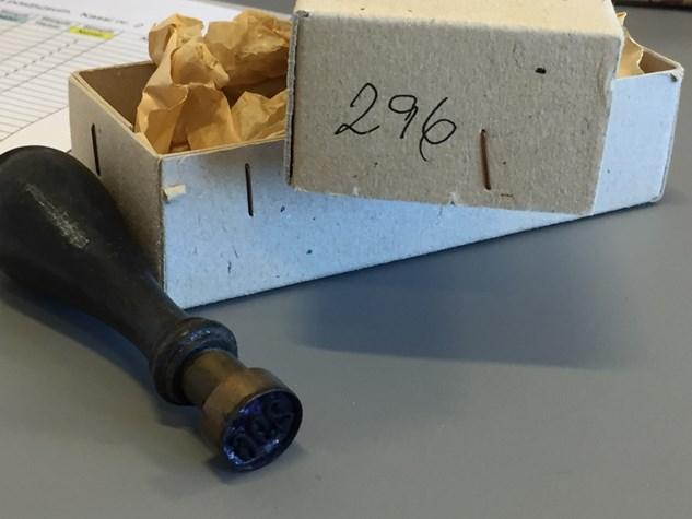 Fig 10 296 Nummerstämpel i sin låda. Stämplarna Här är ett utdrag över stämplarna, Benedikt har många sidor inventarielistor.