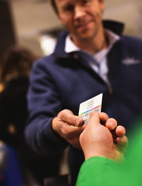 Poäng och bistånd på köpet Med Coop MedMera-kortet får medlemmarna poäng på sina inköp, och kan också enkelt skänka pengar till biståndsarbete.