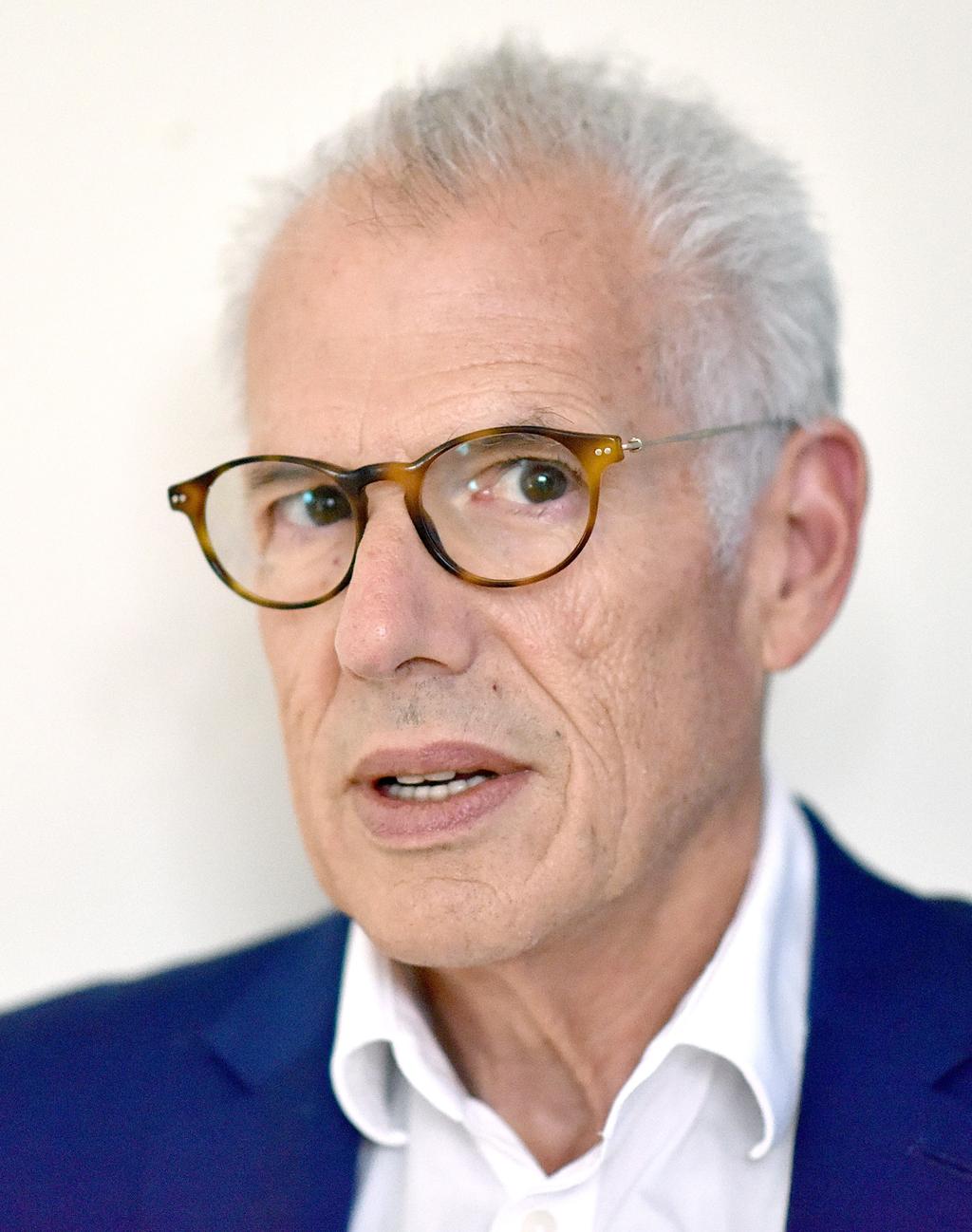 Glazer är Chief Medical Officer för Idogen AB och var tidigare Chief Medical Officer för Hansa Medical AB och Senior Vice President Development för BioInvent AB, Vice President Development för