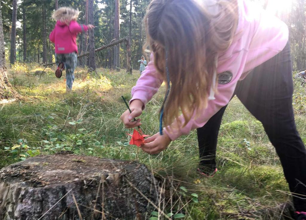 Lekdags! Pollineringsleken genomförs bäst utomhus. En gräsmatta, en park, en äng eller en glänta i skogen funkar bra. Bara det går att sticka ner papperstulpanerna i marken.