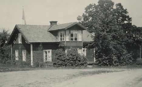 Gästgivargården på 1930-talet Mitt hem, från början Fors gästgivargård och skjutsställe, sedermera affär och bostad.
