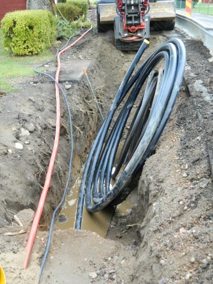 genomfördes med maskin, men arkeologiska lämningar rensades fram med spade och skärslev. Dokumentationen bestod av digitala fotografier samt två sektionsritningar i skala 1:20.