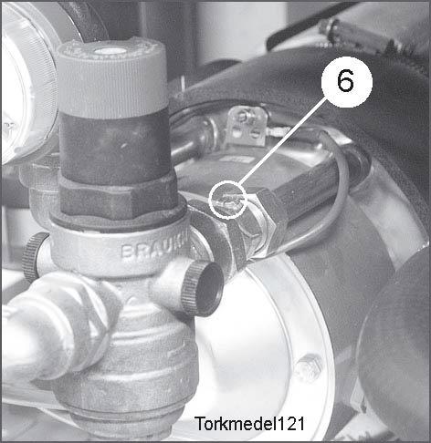Installationsanvisningar Torkmedelsdosering Anslutningen för torkmedel (6) är placerad i anslutning till genomströmmaren.