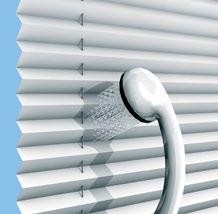 med en sprutflaske, dra sammen solgardinene og la de tørke i 24 timer. EN If the sun-protection shades are unused for a long time, the pleats of the material may become fatigued.