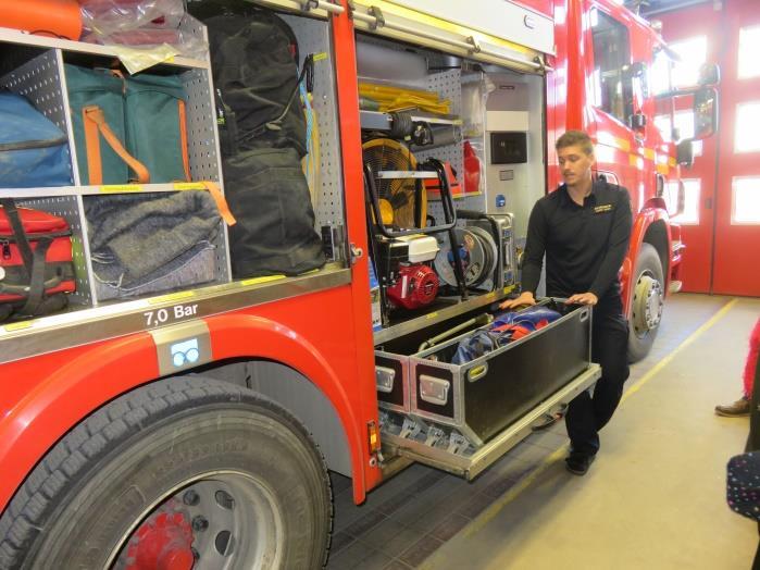 Elden är lös Den 26 februari besökte vi Vallentuna brandstation där brandmännen Aladin