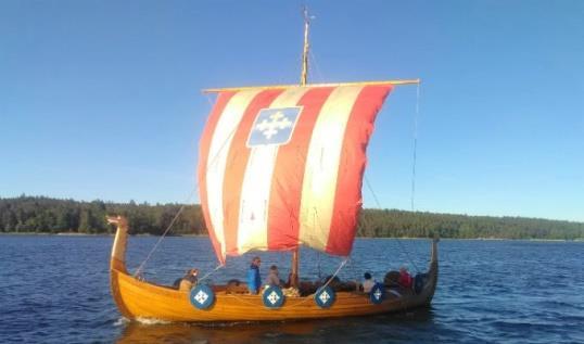 inte skeppen så stora men avgörande i deras liv, som de seglade helt utan sjökort och bara med hjälp av ett primitivt solbräde som stöd. Vi är ute 4-5 timmar.
