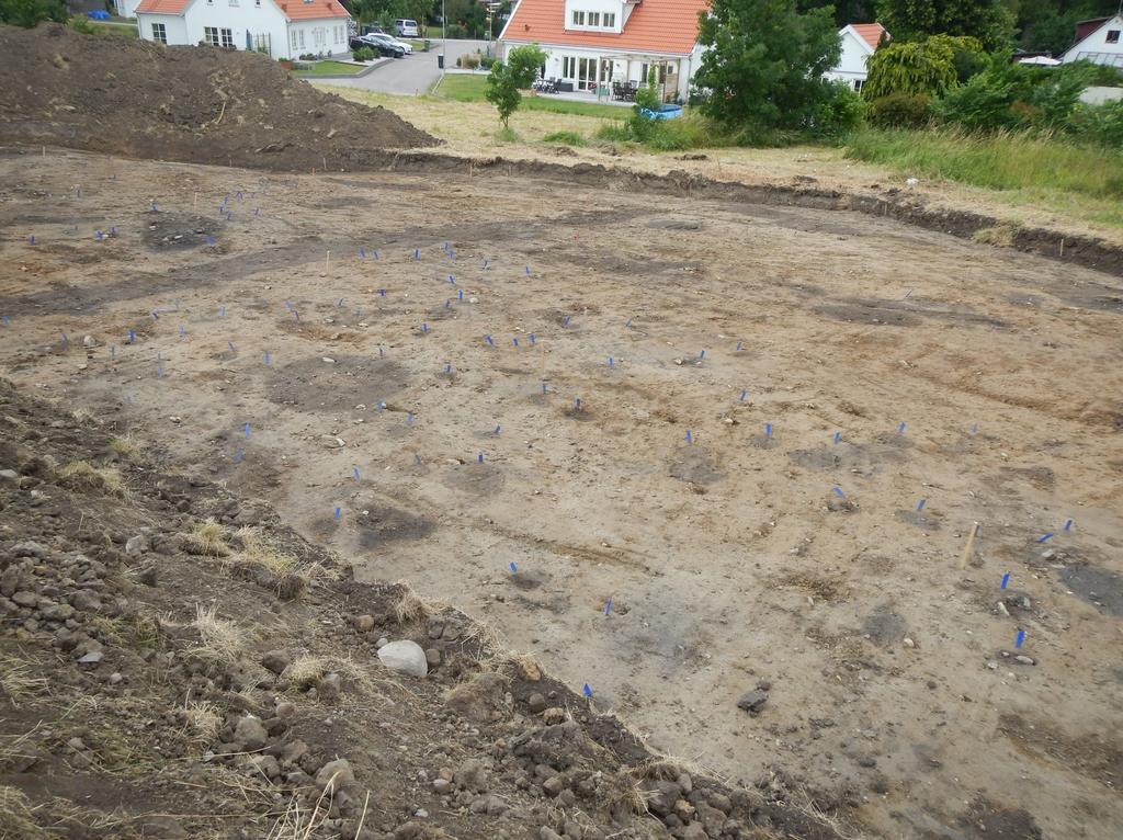 Schakt 2 Även schakt 2 berörde delar av den sedan tidigare kända gårdsbebyggelsen och enligt 1762 års karta har delar av gård 6 och eventuellt delar av gård 7 funnits inom området. I schaktet, fig.