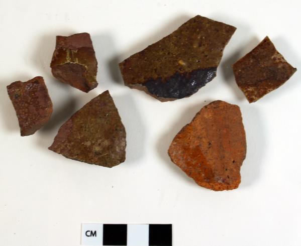 Äldre glaserat rödgods Vid undersökningen påträffades åtta skärvor äldre glaserat rödgods (Fig. 3). Skärvorna påträffades i A4, A32 samt i A34 och de har tillhört minst fyra olika kannor.
