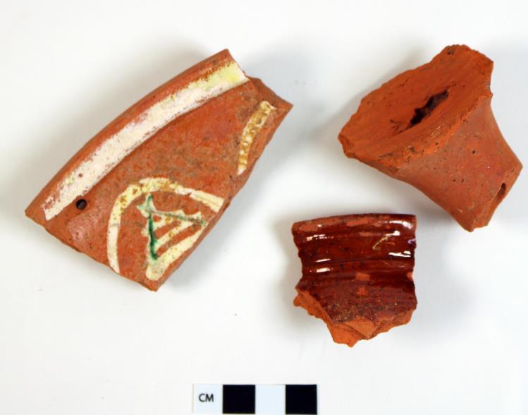 Fig. 4. Yngre glaserat rödgods från Västra Ingelstad 10:5. Skärvorna har tillhört ett fiskfat respektive två grytor. Kakel och tegel En bit ugnskakel (F1) påträffades i brunn A1.