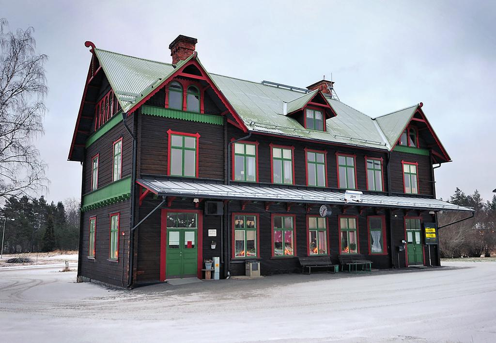 STATIONSHUS 7 NOVEMBER 2019 Häfte 10 frimärken 5 motiv FOTO: MIKAEL LUNDBERG Stationshus Under vintern reser vi mycket inte bara utomlands utan även inom Sverige.