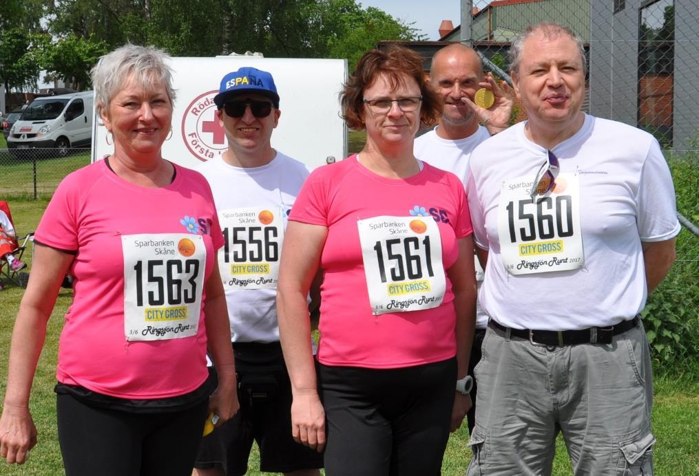Liggande Mikael Henrysson (Bjuv) Fr v Susanne Löfgren