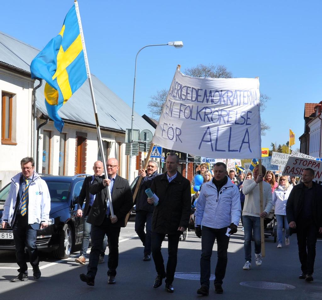 1 majtåg i Tomelilla Måndagen den 1 maj demonstrerade Sverigedemokraterna i Tomelilla. Drygt 250 personer tågade med plakat och svenska flaggor från Folkets Park till Torget.
