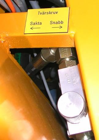 Strömbrytarna verkar enligt följande: Med strömbrytaren OIL+RPM slås oljetryck till SPRIDER på och av. Med strömbrytaren märkt med en lastbilssymbol tippas flaket upp och ned.