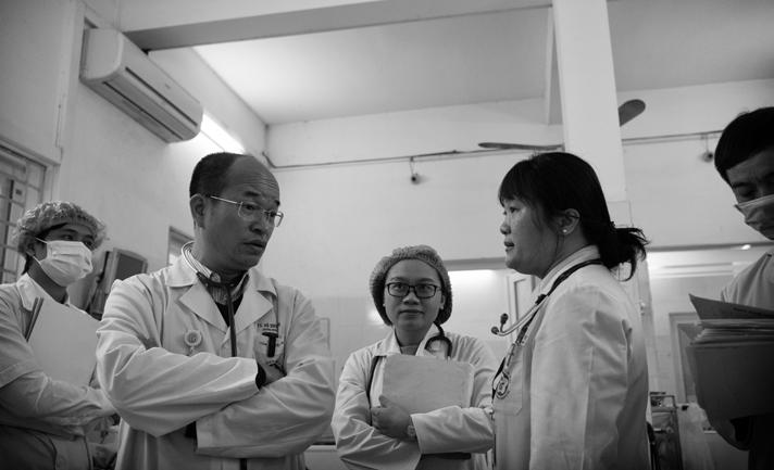 Uppsalas infektionsklinik i samarbete med Bach Mai-sjukhuset, Hanoi. Diskussion under rond. Dr Cuong, Dr Chi och vice klinikchef Dr Trá.