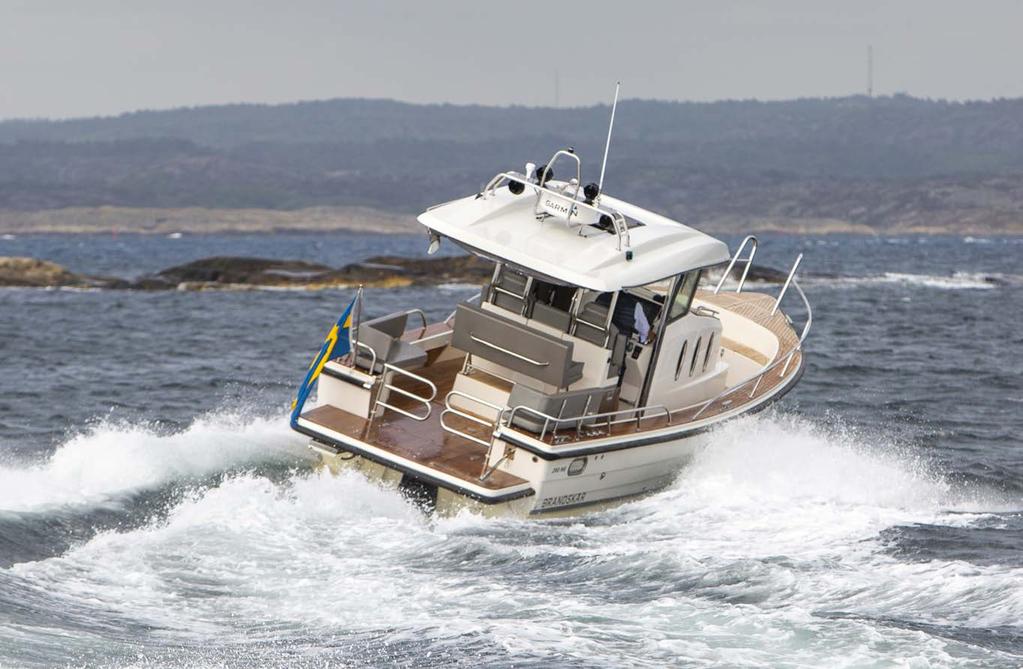 Skvätt och sjö pressas naturligt ut från ekipaget I Brofjordens inlo strax nordväst om Lysekil, med Skagerrak skummande i väster och omgiven av bränningar, där ligger den hästskoformade lilla