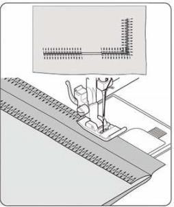 När man syr, kommer nu övertråden dra upp undertråden på översidan vid varje förstärkt stygn och det ser ut som om man sytt förstygn för hand 31 Zigzag Pressarfot universal (J) eller