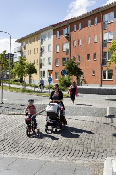 10 UNDERLAGSRAPPORT TILL GÅNGPLAN FÖR HUDDINGE KOMMUN Figur 5. Olika typer av separering, bredder för gångtrafikanter och beläggning i Huddinge kommun.