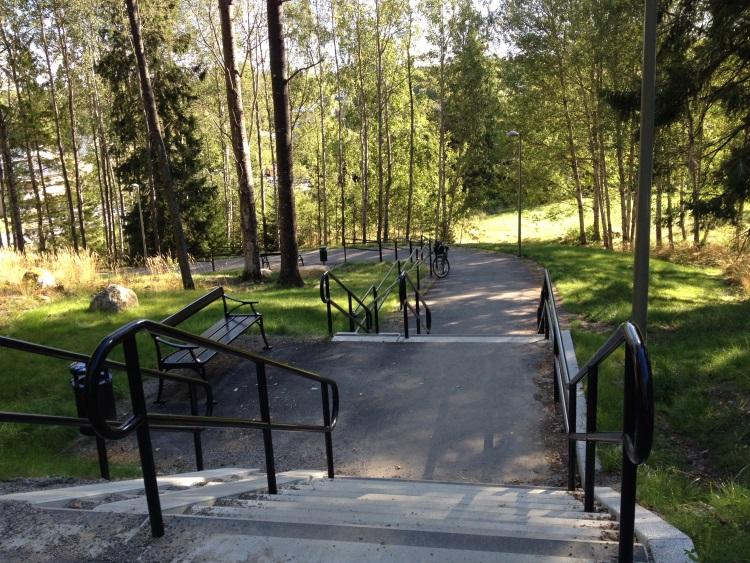 De flesta finns i anslutning till regionala stadskärnor och lokala centrum, vilket är rimligt eftersom där finns flest fotgängare.