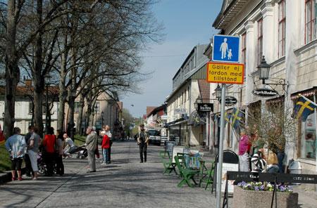 Huddinges offentliga utemiljöer utformas enligt riktlinjer som anges Handbok för tryggare stadsmiljöer. Gångnätet ska vara lätt att orientera sig i.