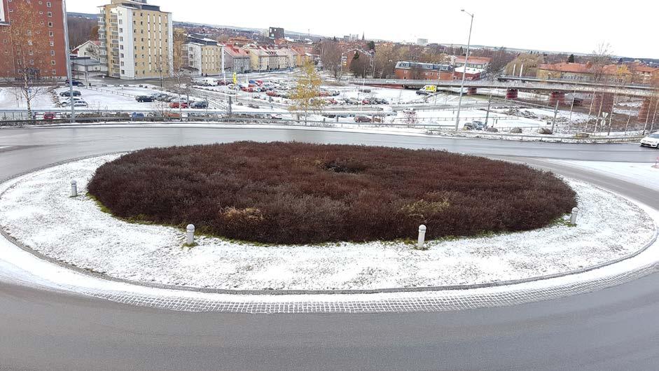 och på andra ledden ca 27 meter (se Figur 6). Runt rondellen passerar mycket trafik varje dag.