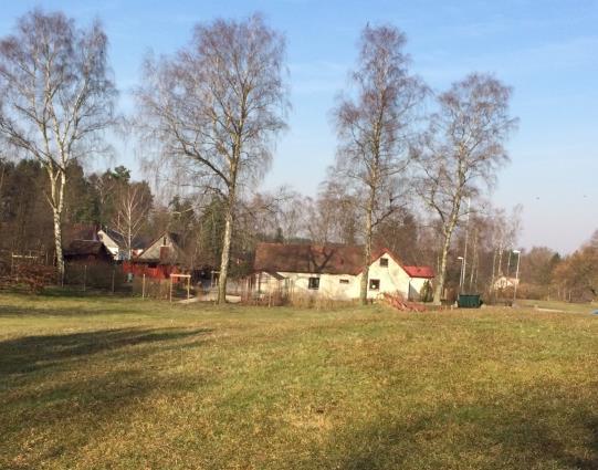 bebyggelse och i den centrala delen en höjd som