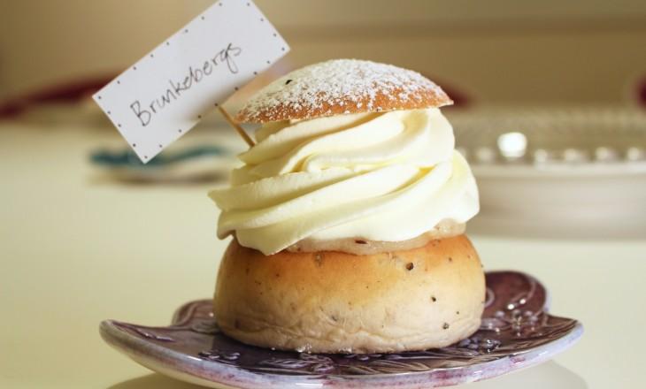 Hela semlan kommer i en bra storlek och alla ingredienser känns väl avvägda mot varandra. Brunkebergs Bageri 42 kr? En semla med tydlig kryddighet och rena smaker.