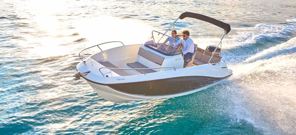 ACTIV 605 FUN PACKED Med Activ 605 Open har du gott om plats för att ta med familj och vänner till sjöss. Båten är framtagen med komfort, ergonomi och funktionalitet som hörnstenar.