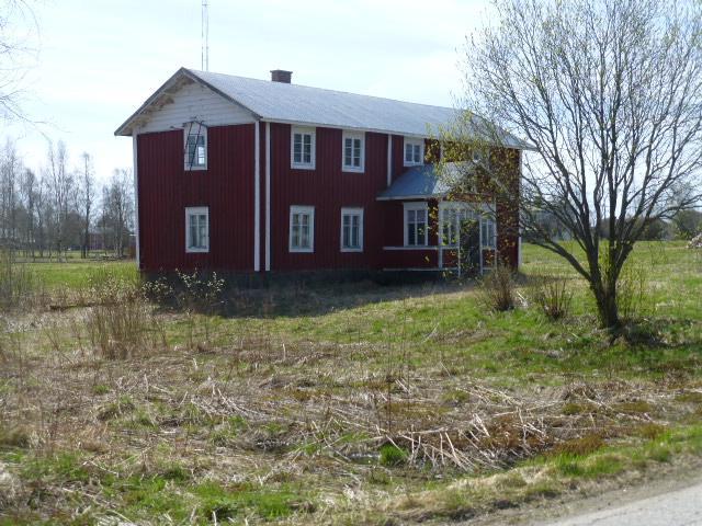 Bild 7. Bebyggelsen i Harrström kännetecknas av gamla trähus. 3.