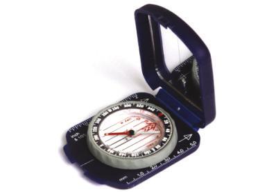 Den visar vilken kurs båten har förflyttat sig samt dess position. Detta är väldigt bra, men en helt annan sak, se vidare sid 50. Två huvudtyper av kompasser förekommer; magnet- och gyrokompasser.